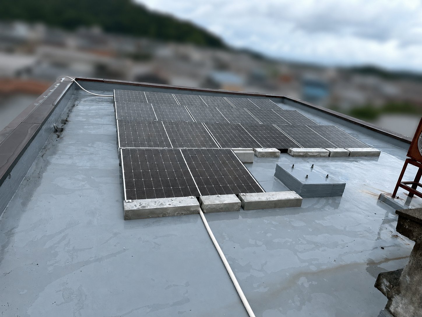 産業用太陽光発電設備の施工写真